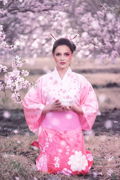 Beuatiful Dziewczyna Sobie Japońskie Tradycyjne Kimono Brzoskwiniowy Sad Wiosną — Zdjęcie stockowe