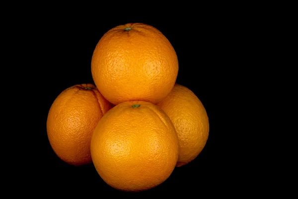一个黑色的背景上孤立的有机橘子 — 图库照片