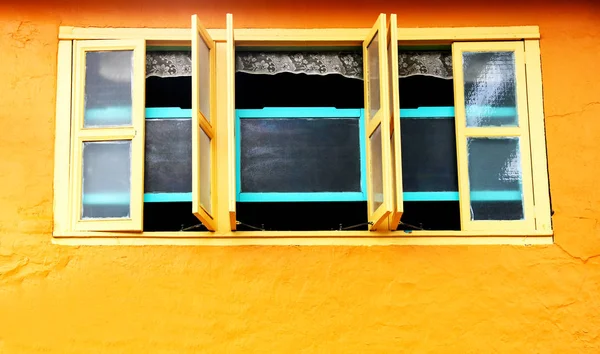 Okna w domu towarowym Kuching Sarawak Borneo — Zdjęcie stockowe
