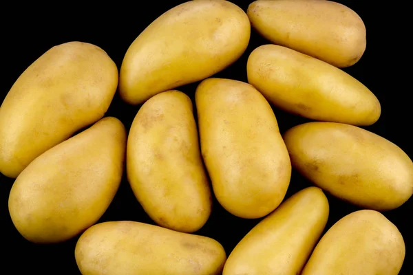 在黑色背景上的小型有机土豆 — 图库照片