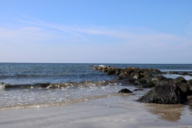 Kıyı sahilde kayalık fosillerini