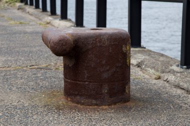 Baba bir deniz iskelesi üzerinde demirleme