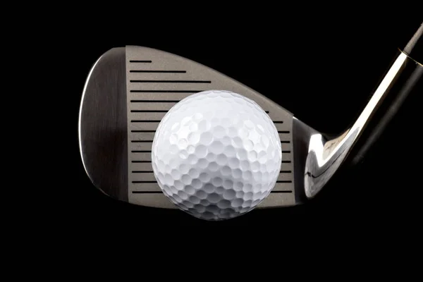 Klub golfowy i piłeczki do golfa na czarnym tle — Zdjęcie stockowe
