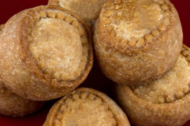 Pork Pies kırmızı masa örtüsü üzerinde