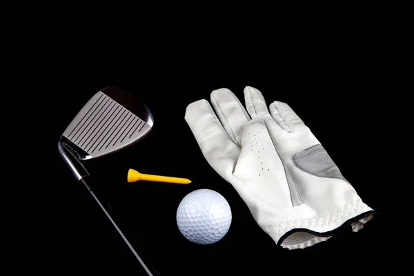 Golfklubb med handske bollen och Tee på svart bakgrund — Stockfoto