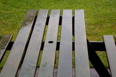 Bir parkta piknik bankta yağmur