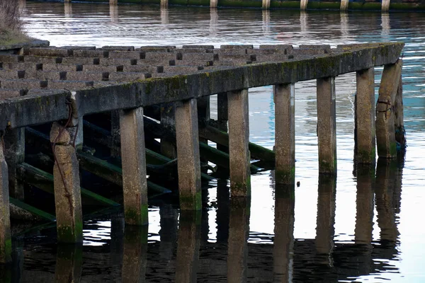 Starego betonu przybrzeżnych molo Moorings struktura — Zdjęcie stockowe