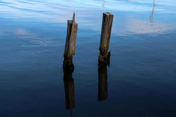 Stare drewniane filary molo wystające z morza — Zdjęcie stockowe