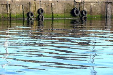 Eski lastikler ile deniz limanı duvar