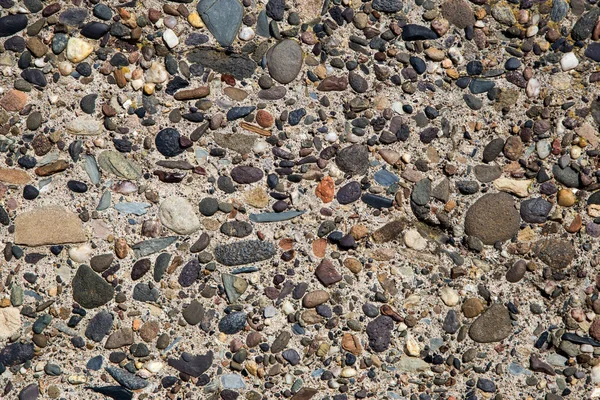 Kieselsteinmauer an einem Küstenstrand — Stockfoto