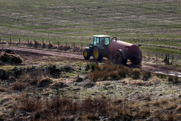 Tractor y tanque de fertilizante en una pista de granja — Foto de Stock