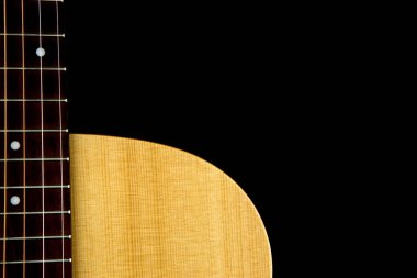 Akustik gitar kısmi vücut ve siyah klavye