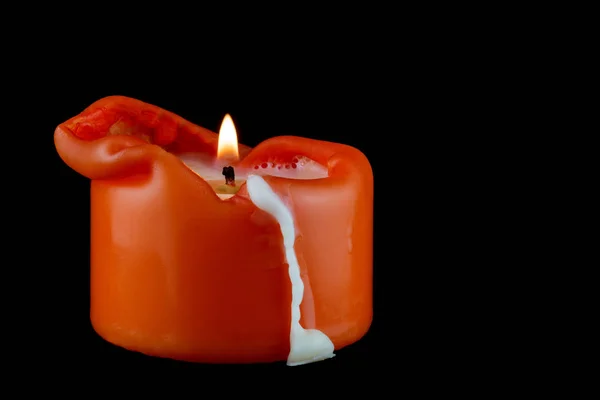 Растопленная свеча на черном фоне — стоковое фото