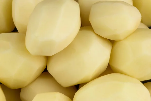 Haufen geschälter und gewaschener kleiner Kartoffeln — Stockfoto