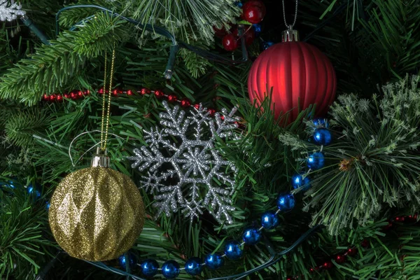 Baubles de Natal e decorações na árvore de Natal — Fotografia de Stock