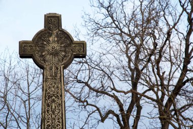 Eski Kelt Haçı Açık Bir Kış Gökyüzüne Karşı