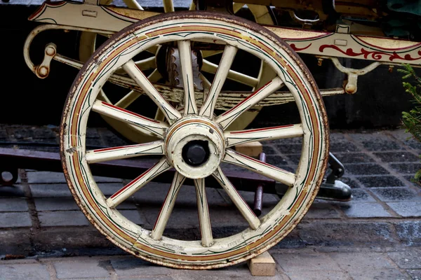 Vieja rueda de caravana gitana pintada en una feria de campo —  Fotos de Stock