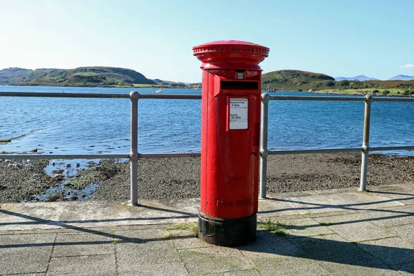 Alter königlicher Briefkasten am Meer in Schottland — Stockfoto