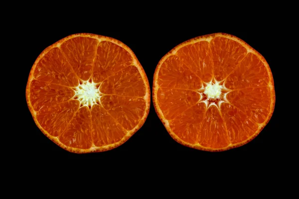 Cut Orange izolowane na czarnym tle — Zdjęcie stockowe