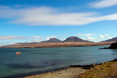 Akşamın erken saatlerinde Islay 'dan Jura adasının manzarası