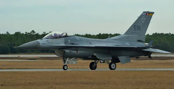 一条跑道上 F-16 毒蛇战斗猎鹰 — 图库照片