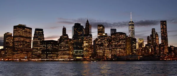 Skyline do centro de Manhattan ao entardecer — Fotografia de Stock