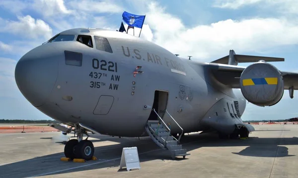 Avion cargo C-17 Globemaster III de la Force aérienne — Photo