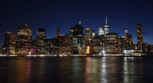 Skyline del centro de Manhattan al anochecer — Foto de Stock