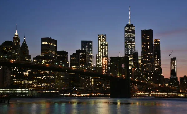 Skyline van Downtown Manhattan bij zonsondergang — Stockfoto