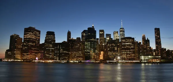 Skyline do centro de Manhattan ao entardecer — Fotografia de Stock