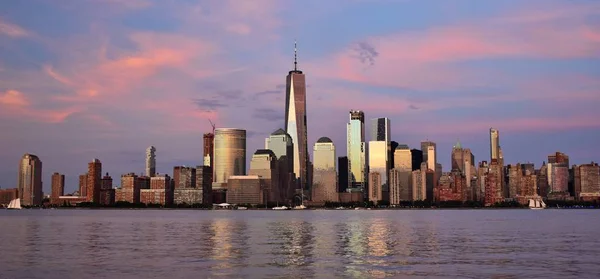 Скайлайн центра Манхэттена на закате — стоковое фото