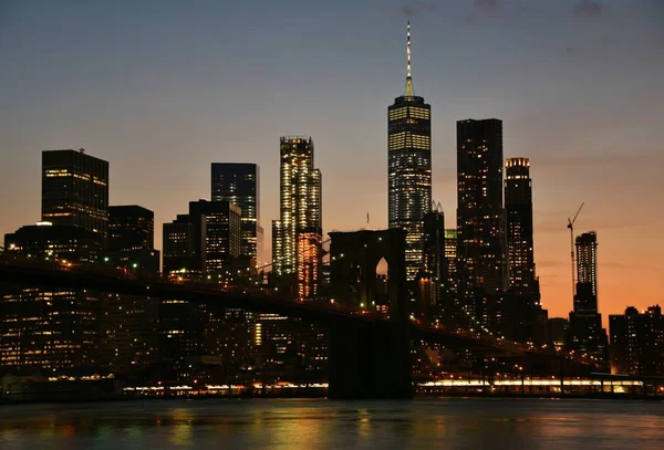 Skyline van Downtown Manhattan bij zonsondergang — Stockfoto