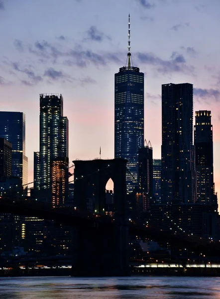 Skyline do centro de Manhattan ao pôr do sol — Fotografia de Stock