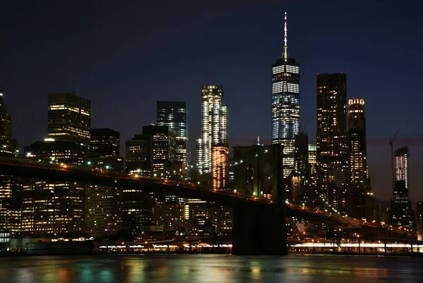 Skyline do centro de Manhattan à noite — Fotografia de Stock