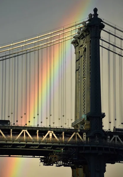 Puente de Manhattan y arco iris — Foto de Stock