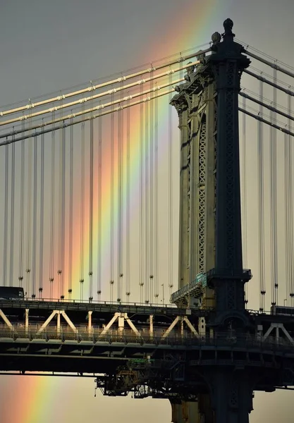 Manhattan Bridge en regenboog — Stockfoto