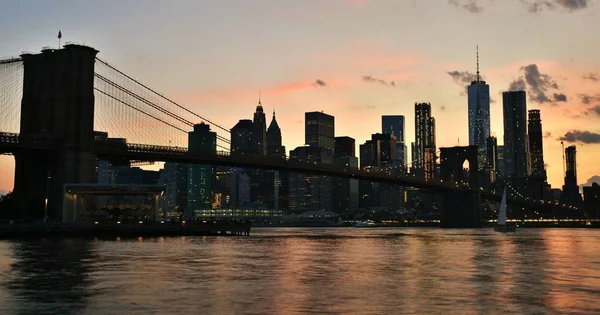 Skyline do centro de Manhattan ao pôr do sol — Fotografia de Stock