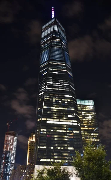 Вежа свободи (один Всесвітнього торгового центру) уночі — стокове фото