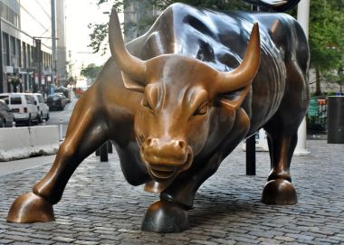 Wall Street boğa heykeli şarj