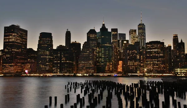 Skyline do centro de Manhattan ao entardecer — Fotografia de Stock