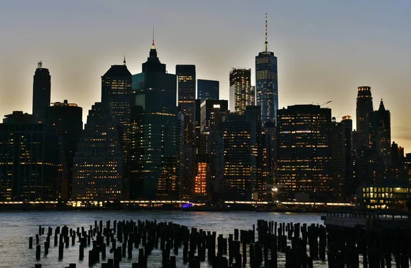 Skyline Manhattan Financial District al anochecer — Foto de Stock