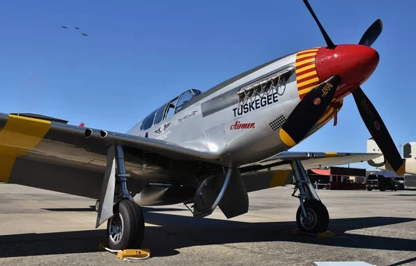 Β ' Παγκοσμίου Πολέμου-εποχή Tuskegee αεροπόροι P-51 Mustang (κόκκινη ουρά μοίρα) — Φωτογραφία Αρχείου