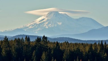 Kaliforniya'daki Shasta Dağı Zirvesi bulutlar ile kaplı