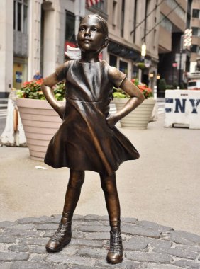 Manhattan, New York, ABD - 4 Temmuz 2017: Korkusuz kız heykeli Downtown Manhattan New York City Wall Street'te.