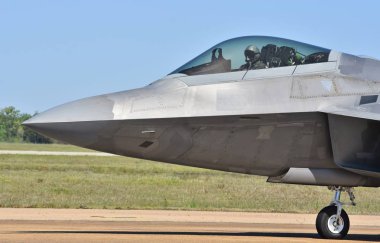Columbus Afb, Mississippi - 20 Nisan 2018: Bir hava kuvvetleri pilotu Taksilemek F-22 Raptor Columbus Hava Kuvvetleri üssünde pistte kokpitte.