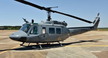 Columbus Afb, Mississippi - 20 Nisan 2018: Bir hava kuvvetleri Ah-1n Huey helikopter. Uh-1 acil güvenlik güçleri, güvenlik ve gözetim Bankası kapalı nükleer silah konvoyları, hava ikmal için kullanılır.