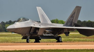 Columbus Afb, Mississippi - 20 Nisan 2018: Bir Hava Kuvvetleri F-22 Raptor Columbus Hava Kuvvetleri üssünde pistte. Bu F-22 192 Savaş kanat üzerinden ortak Bankası Langley-Eustis ait..