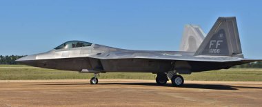 Columbus Afb, Mississippi - 20 Nisan 2018: Bir Hava Kuvvetleri F-22 Raptor Columbus Hava Kuvvetleri üssünde pistte. Bu F-22 192 Savaş kanat üzerinden ortak Bankası Langley-Eustis ait..