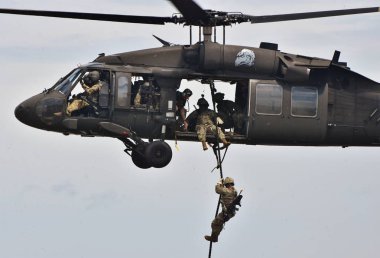 Crestview, Florida, Amerika Birleşik Devletleri - 9 Mayıs 2015: Ordu Rangers rappeling Uh-60 kara şahin bir hava sırasında üzerinden saldırı eğitimi.