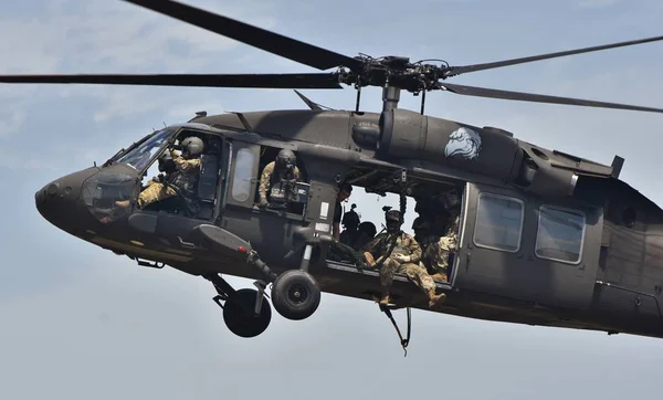 Крествью Флорида Сша Мая 2015 Года Армейские Рейнджеры Летают Blackhawk — стоковое фото